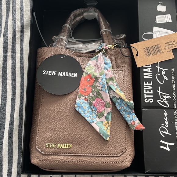 Steve Madden 4 Piece Gift Set - Picture 2 of 5